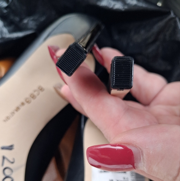 🆕BCBGeneration Cosette Black Leather Pumps with Gold Trim Heel Backs Size 7.5M - Picture 3 of 16